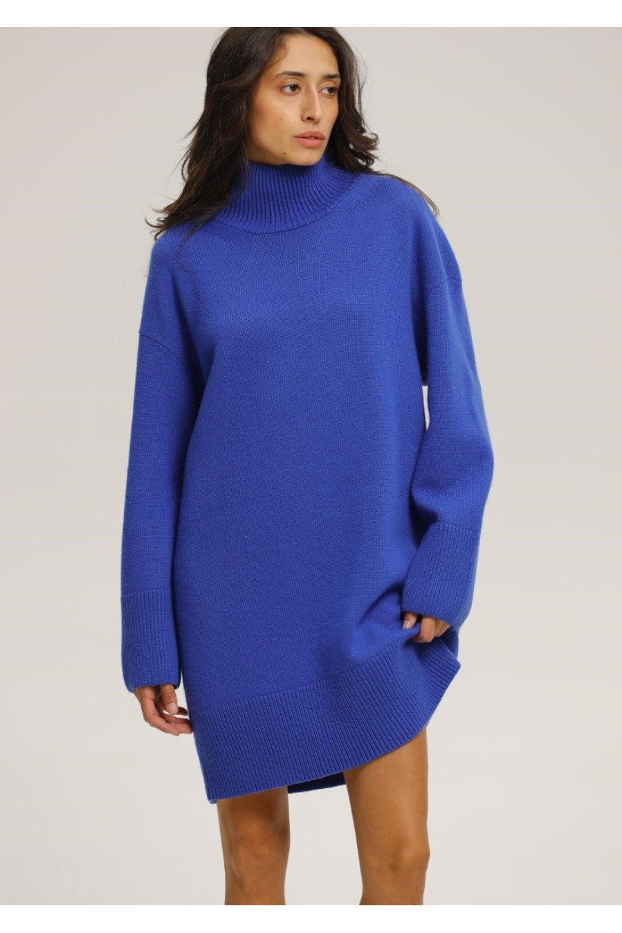 Blaues Wollkleid mit Rollkragen