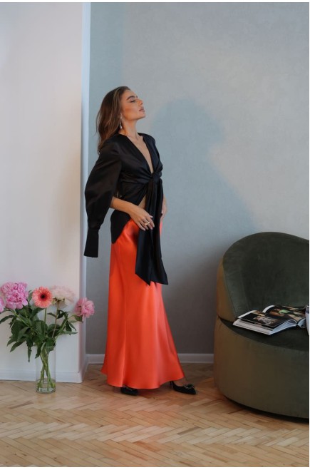 Schwarze Bluse mit Bindebändern von Attire