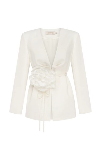 Blazer mit Blumenbrosche von Attire by Halyna Davydiuk