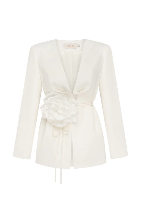 Blazer mit Blumenbrosche von Attire by Halyna Davydiuk