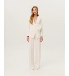 Blazer mit Blumenbrosche von Attire by Halyna Davydiuk