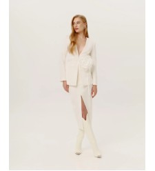 Blazer mit Blumenbrosche von Attire by Halyna Davydiuk
