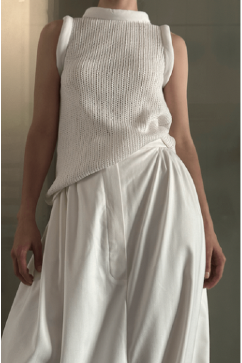 White knitted top with silk