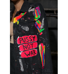 "Pussy not war" dunkelgrau handgemalt