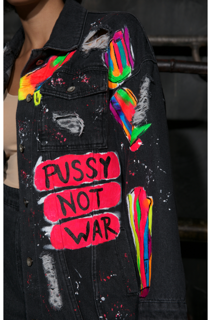"Pussy not war" dunkelgrau handgemalt