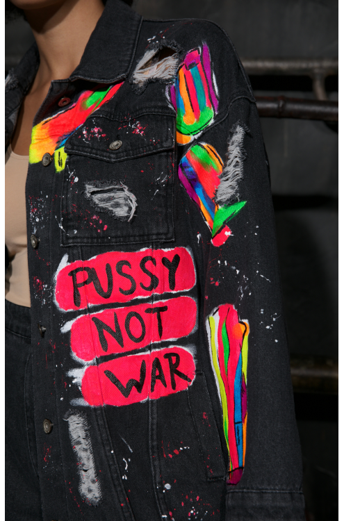 "Pussy not war" dunkelgrau handgemalt