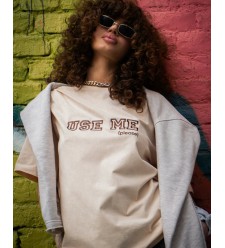 T-Shirt "USE ME" mit Maschinenstickerei (Beige)
