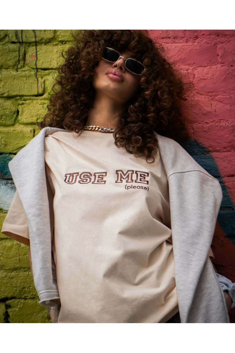 T-Shirt "USE ME" mit Maschinenstickerei (Beige)