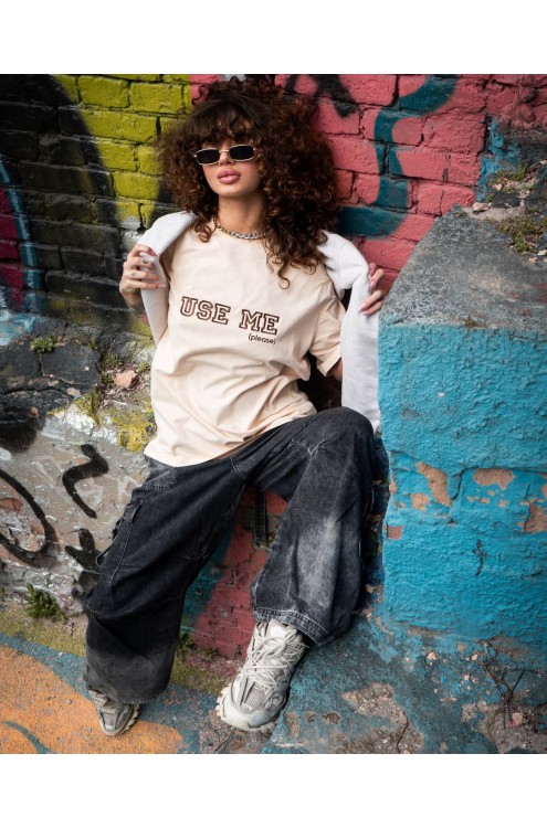 T-Shirt "USE ME" mit Maschinenstickerei (Beige)