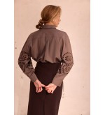 Bluse Olena von EMBROIDEREDGEM (Kaffee mit Milch)