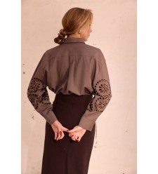 Bluse Olena von EMBROIDEREDGEM (Kaffee mit Milch)
