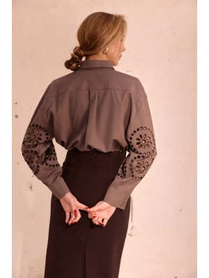 Bluse Olena von EMBROIDEREDGEM (Kaffee mit Milch)