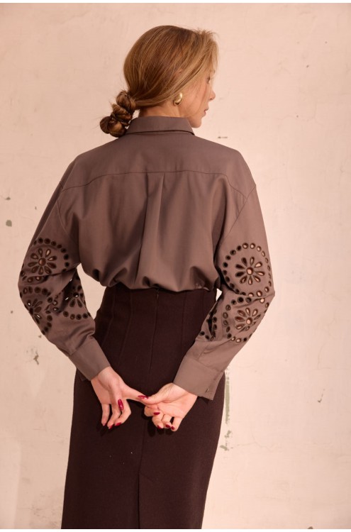 Bluse Olena von EMBROIDEREDGEM (Kaffee mit Milch)