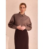 Bluse Olena von EMBROIDEREDGEM (Kaffee mit Milch)