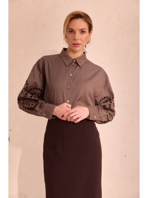 Bluse Olena von EMBROIDEREDGEM (Kaffee mit Milch)