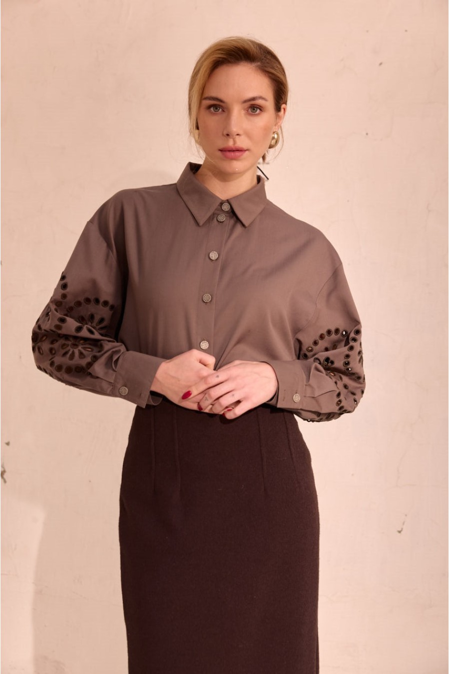Bluse Olena von EMBROIDEREDGEM (Kaffee mit Milch)
