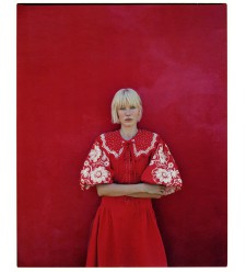 Ethnisches Kleid „Anna“ mit Stickerei von EMBROIDEREDGEM (Rot)