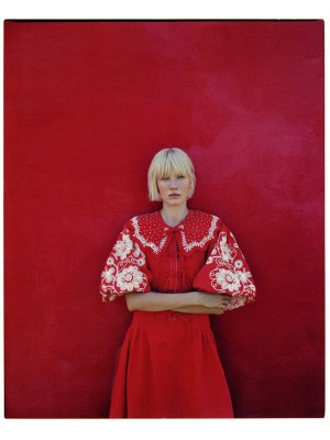 Ethnisches Kleid „Anna“ mit Stickerei von EMBROIDEREDGEM (Rot)