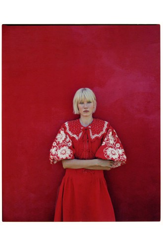 Ethnisches Kleid „Anna“ mit Stickerei von EMBROIDEREDGEM (Rot)