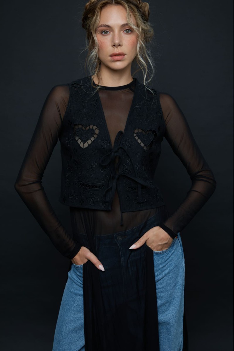 Weste „Heart“ von EMBROIDEREDGEM (Schwarz)