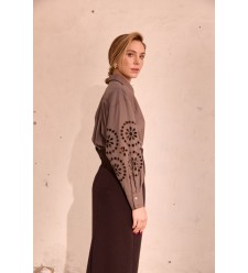 Bluse Olena von EMBROIDEREDGEM (Kaffee mit Milch)
