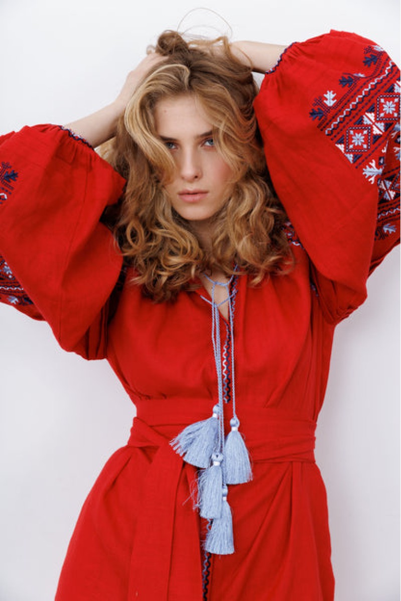 Kleid Smereka mit Stickerei von EMBROIDEREDGEM