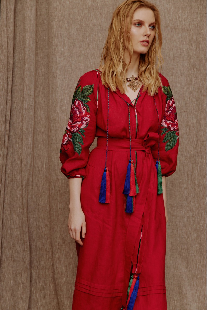 Stickkleid „Pfingstrose“ von EmbroideredGem (Rot)
