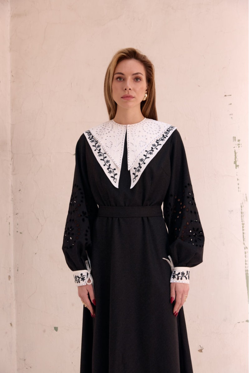 Kleid Olena von EMBROIDEREDGEM (Graphit)