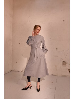 Kleid Olena von EMBROIDEREDGEM (Grau)