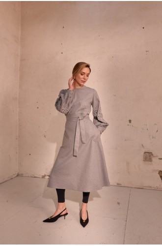 Kleid Olena von EMBROIDEREDGEM (Grau)