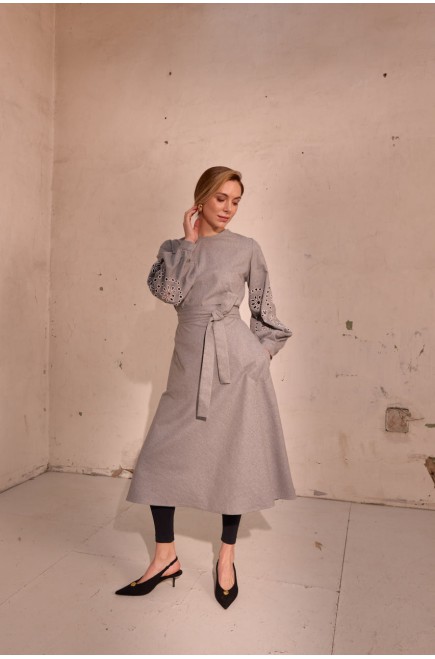 Kleid Olena von EMBROIDEREDGEM (Grau)