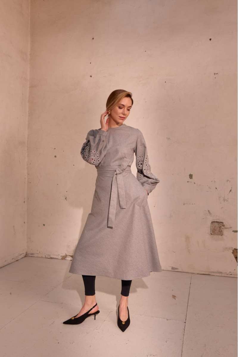 Kleid Olena von EMBROIDEREDGEM (Grau)