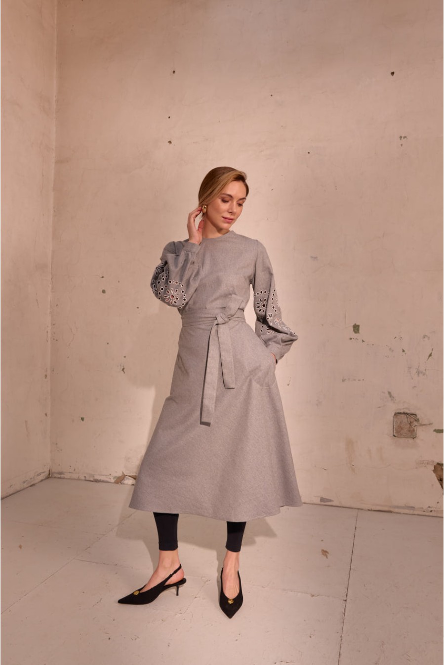 Kleid Olena von EMBROIDEREDGEM (Grau)