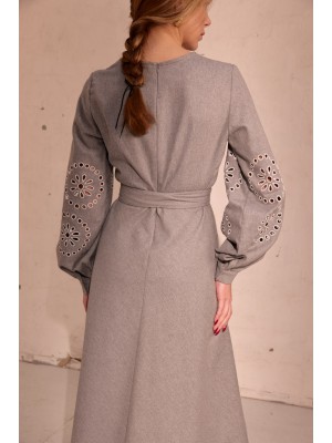 Kleid Olena von EMBROIDEREDGEM (Grau)