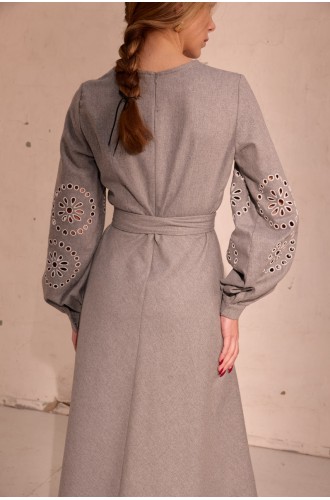 Kleid Olena von EMBROIDEREDGEM (Grau)