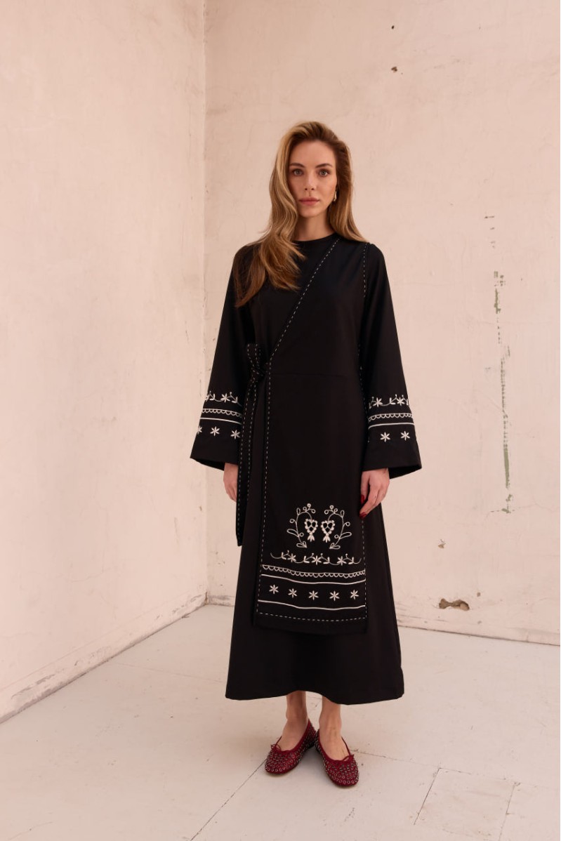 Kleid Lesya von EMBROIDEREDGEM (Schwarz)