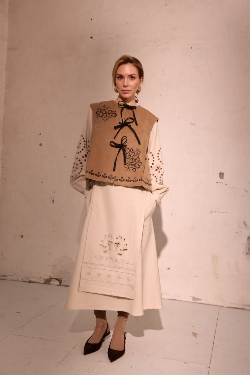 Kurze Weste Isidora von EMBROIDEREDGEM