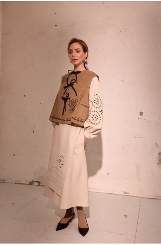 Kurze Weste Isidora von EMBROIDEREDGEM