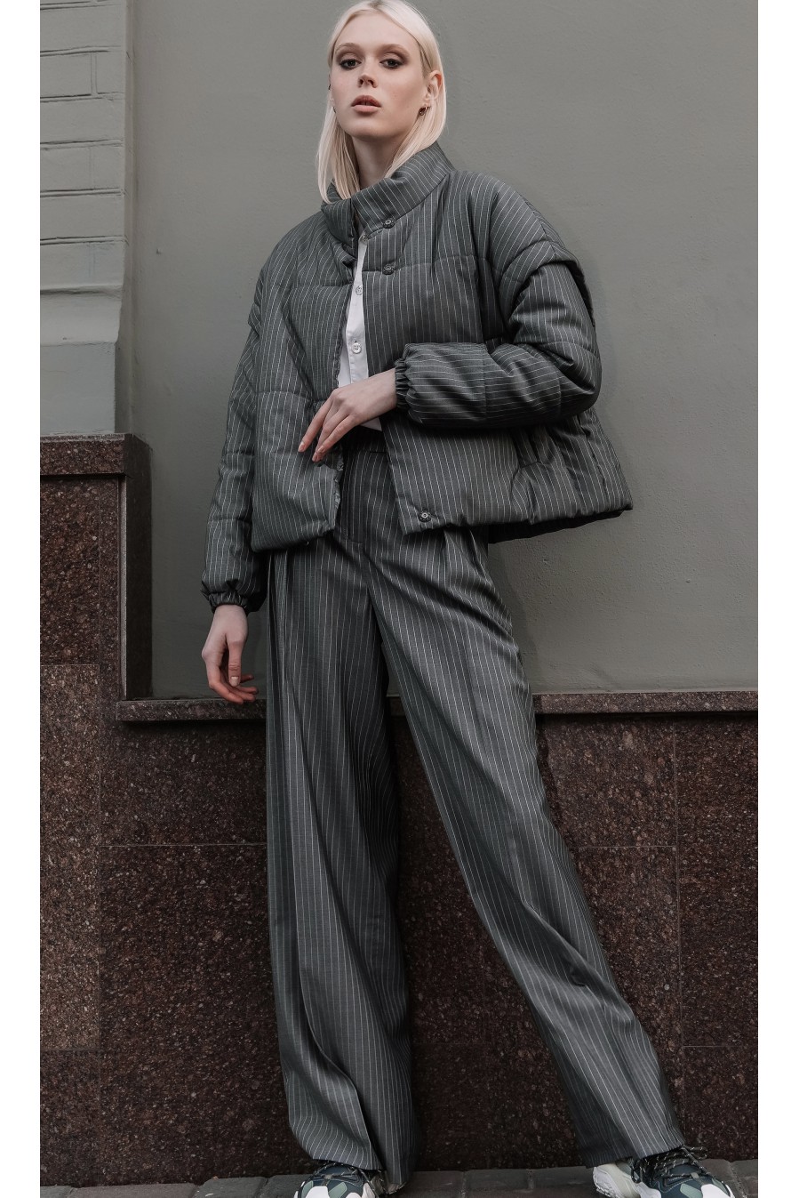 Graue Winterjacke mit abnehmbaren Ärmel