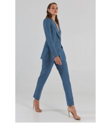 Enganliegender Blauer Anzug
