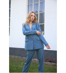 Enganliegender Blauer Anzug