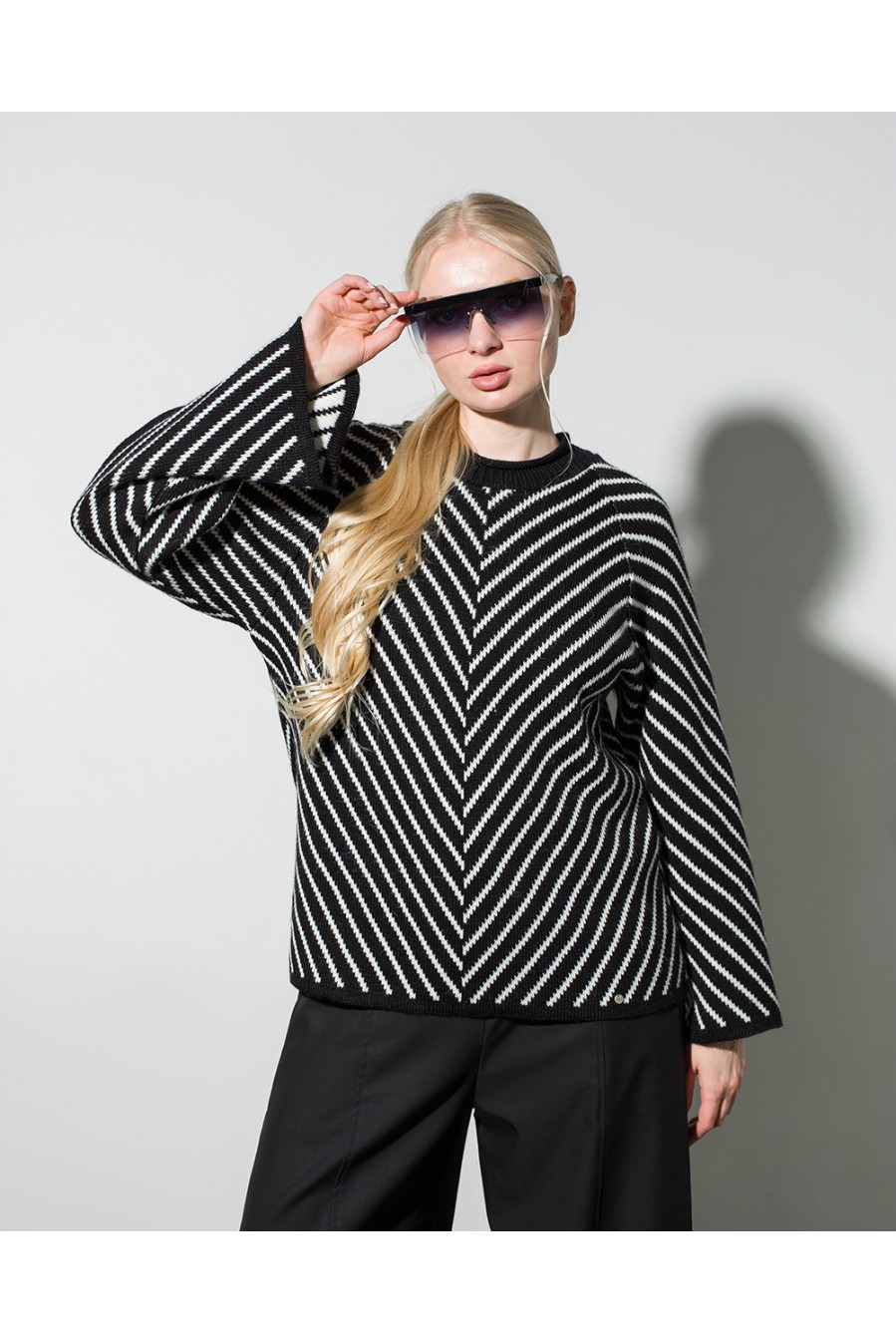 Maha Pullover mit Diagonalstreifen (Schwarz und Weiß) Maha Pullover mit Diagonalstreifen (Schwarz und Weiß)