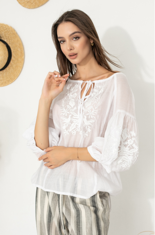 Leichte vyshyvanka Bluse in weiß
