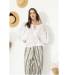 Leichte vyshyvanka Bluse in weiß