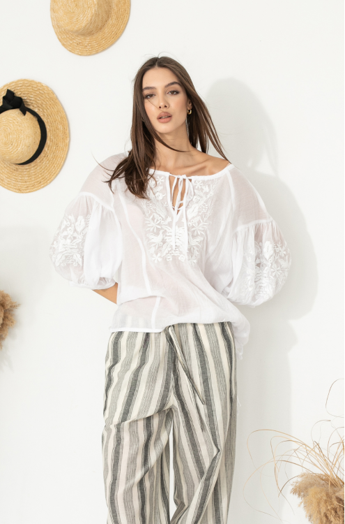 Leichte vyshyvanka Bluse in weiß