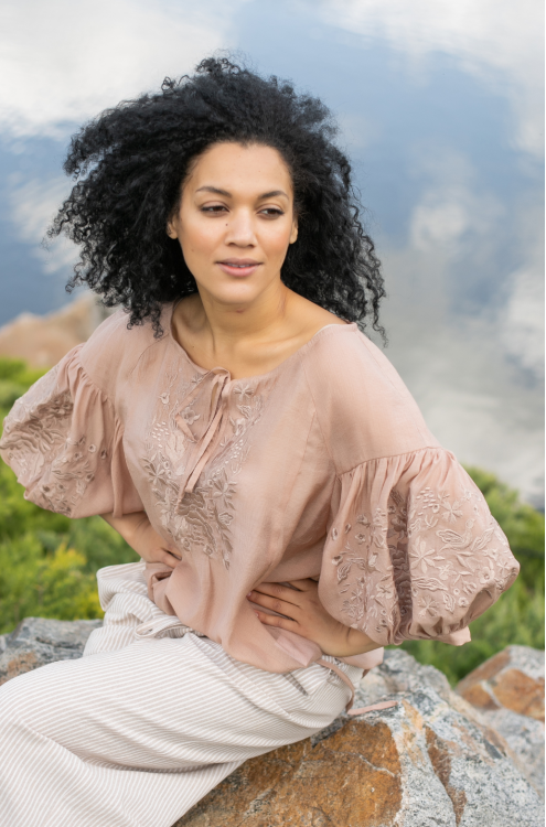 Leichte Vyshyvanka Bluse in beige