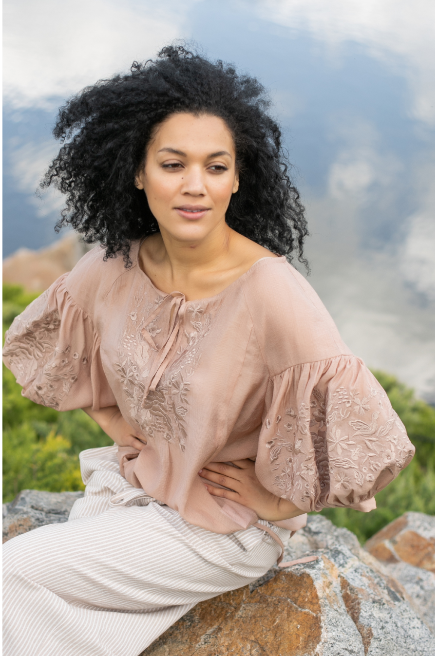 Leichte Vyshyvanka Bluse in beige