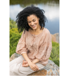 Leichte Vyshyvanka Bluse in beige