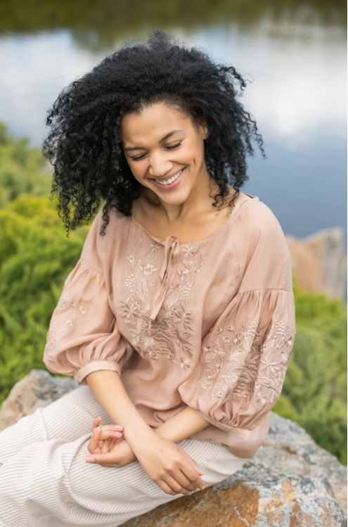 Leichte Vyshyvanka Bluse in beige