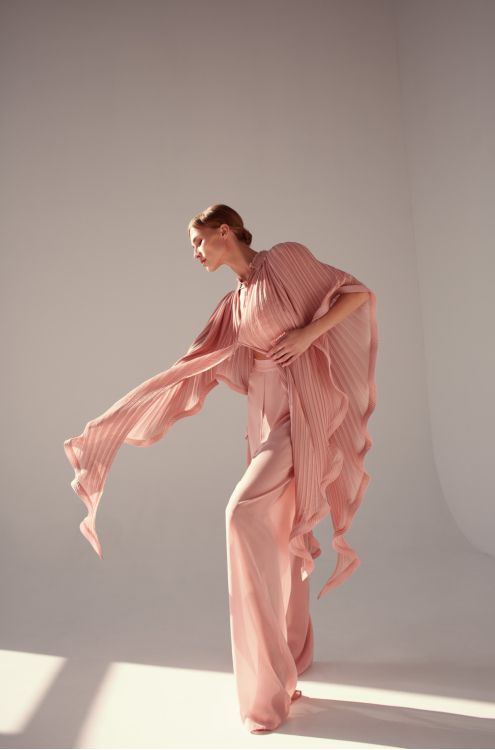 Asymmetrische, transformierte Plissee-Chiffonbluse